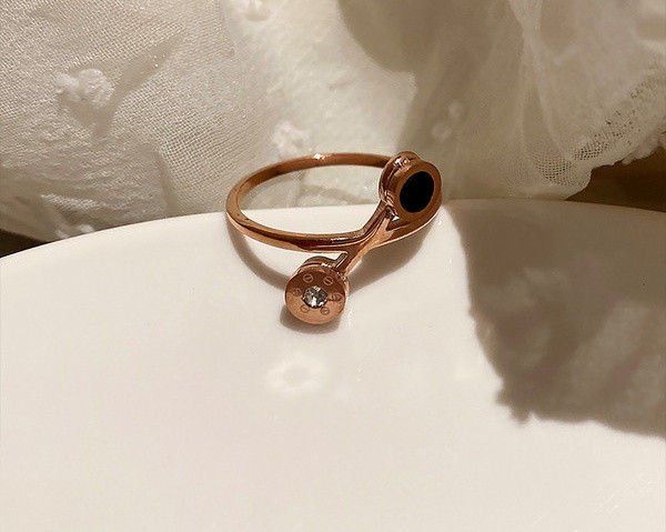 Γυναικείο κομψό δαχτυλίδι με  διακοσμητικές πέτρες σε χρυσό χρώμα