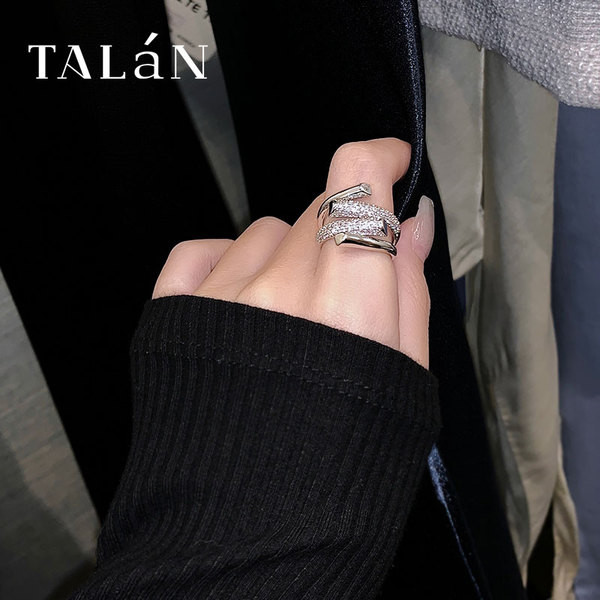 Modern női gyűrű kövekkel