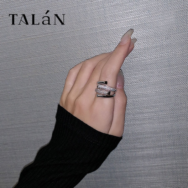 Modern női gyűrű kövekkel