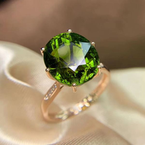 Κομψό γυναικείο δαχτυλίδι με διακοσμητική πέτρα