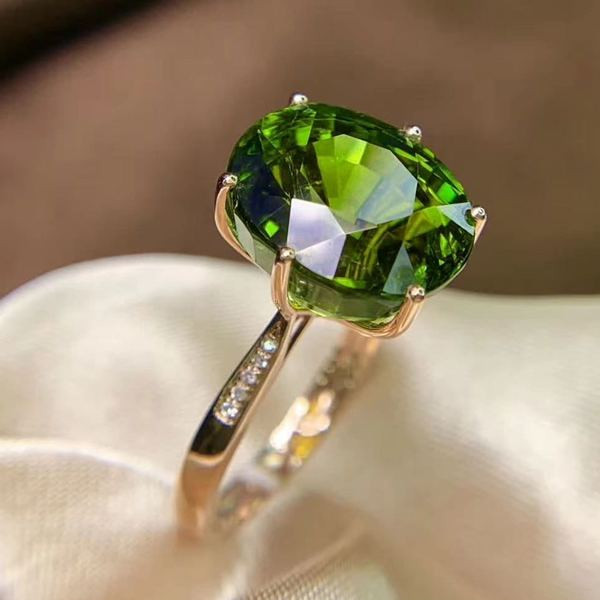 Κομψό γυναικείο δαχτυλίδι με διακοσμητική πέτρα