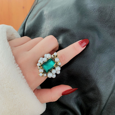 Стилен дамски пръстен в квадратна форма с декоративни перли