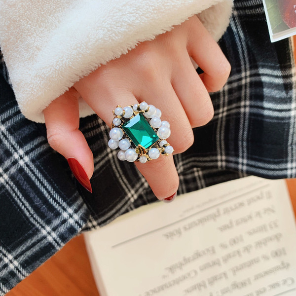 Stílusos női gyűrű négyzet alakú dekorgyöngyökkel