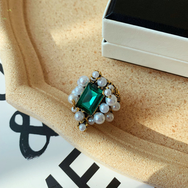 Stílusos női gyűrű négyzet alakú dekorgyöngyökkel