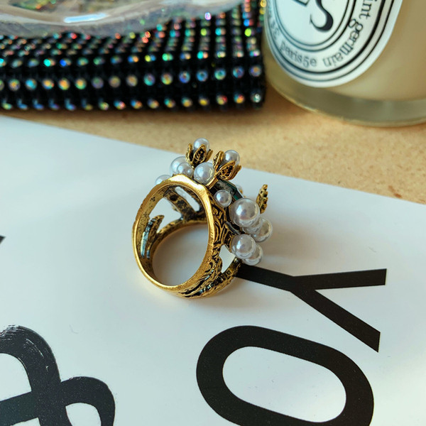 Stílusos női gyűrű négyzet alakú dekorgyöngyökkel