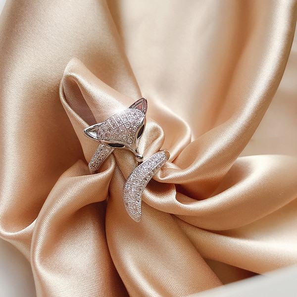 Μοντέρνο γυναικείο δαχτυλίδι με διακοσμητικές πέτρες