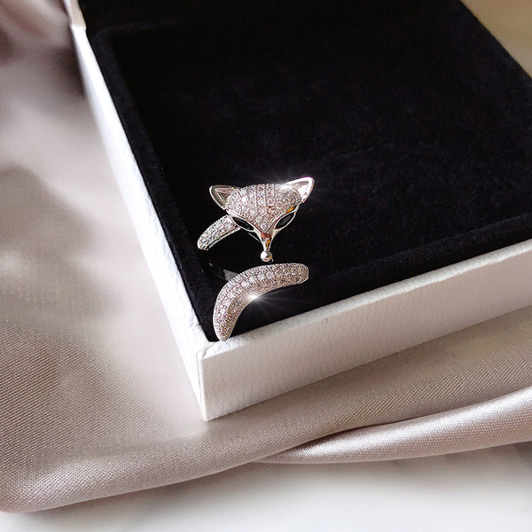 Μοντέρνο γυναικείο δαχτυλίδι με διακοσμητικές πέτρες