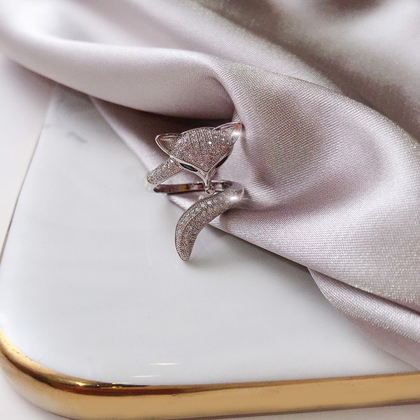 Μοντέρνο γυναικείο δαχτυλίδι με διακοσμητικές πέτρες