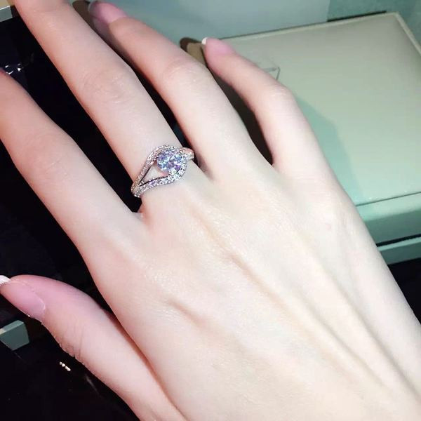 Praegune naiste sõrmus dekoratiivkividega