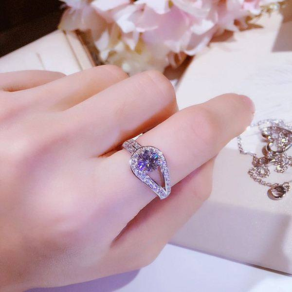 Praegune naiste sõrmus dekoratiivkividega