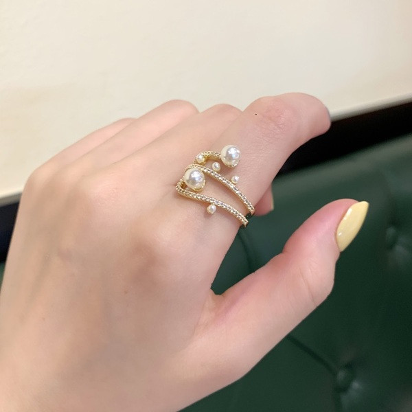 Κομψό γυναικείο δαχτυλίδι μοντέλο με διακοσμητικές πέτρες  και μαργαριτάρια