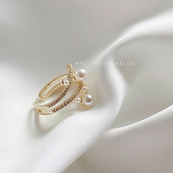 Κομψό γυναικείο δαχτυλίδι μοντέλο με διακοσμητικές πέτρες  και μαργαριτάρια