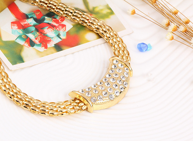 Μοντέρνο γυναικείο σετ δαχτυλιδιών, βραχιόλι, κολιέ και σκουλαρίκια με  διακοσμητικές πέτρες 