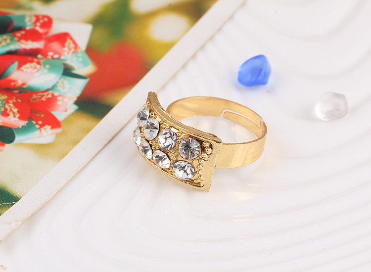 Μοντέρνο γυναικείο σετ δαχτυλιδιών, βραχιόλι, κολιέ και σκουλαρίκια με  διακοσμητικές πέτρες 