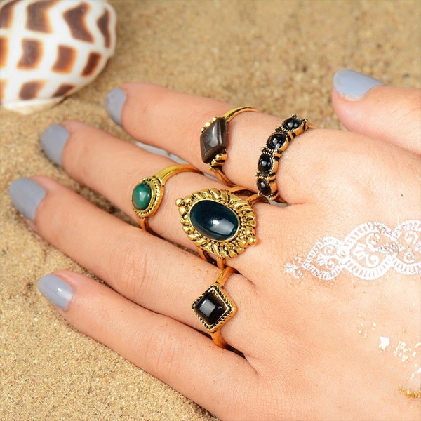 Γυναικείο μοντέρνο σετ από πέντε δαχτυλίδια με διακοσμητικές πέτρες