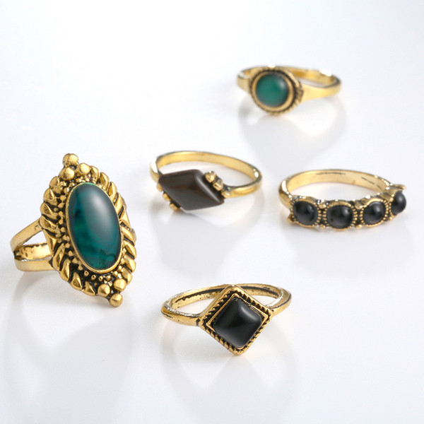 Γυναικείο μοντέρνο σετ από πέντε δαχτυλίδια με διακοσμητικές πέτρες