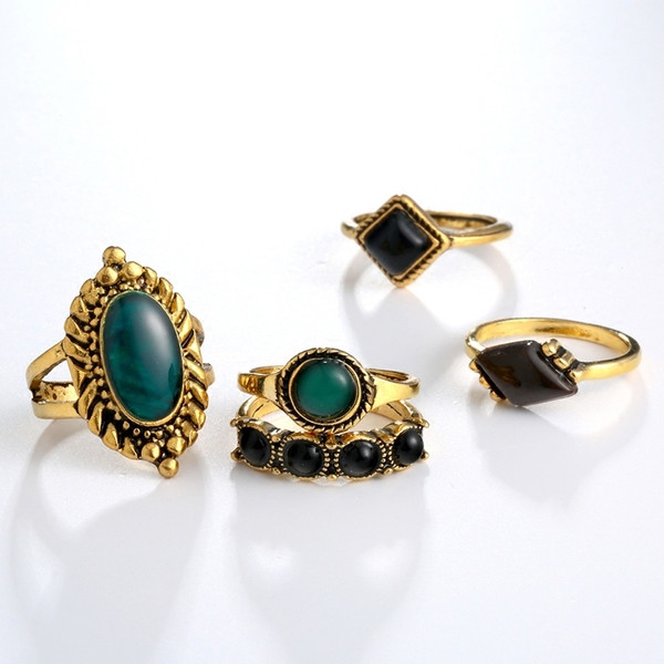 Γυναικείο μοντέρνο σετ από πέντε δαχτυλίδια με διακοσμητικές πέτρες