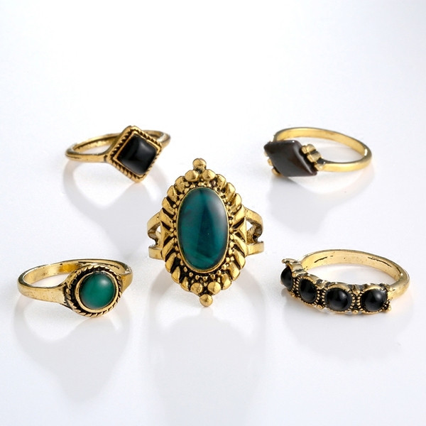 Γυναικείο μοντέρνο σετ από πέντε δαχτυλίδια με διακοσμητικές πέτρες