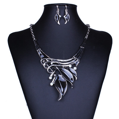 Stilingas karolių ir trumpų auskarų su akmenukais komplektas