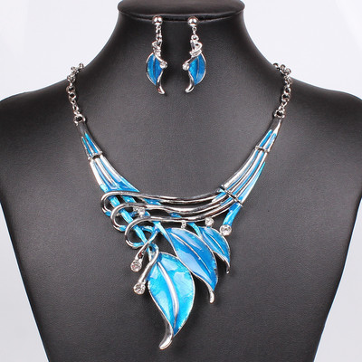 Stilingas karolių ir trumpų auskarų su akmenukais komplektas