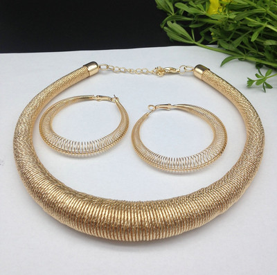 Модерен комплект от колие и обеци изчистен модел