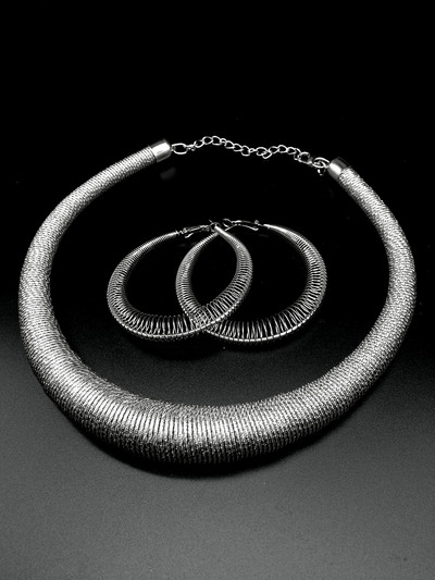 Модерен комплект от колие и обеци изчистен модел