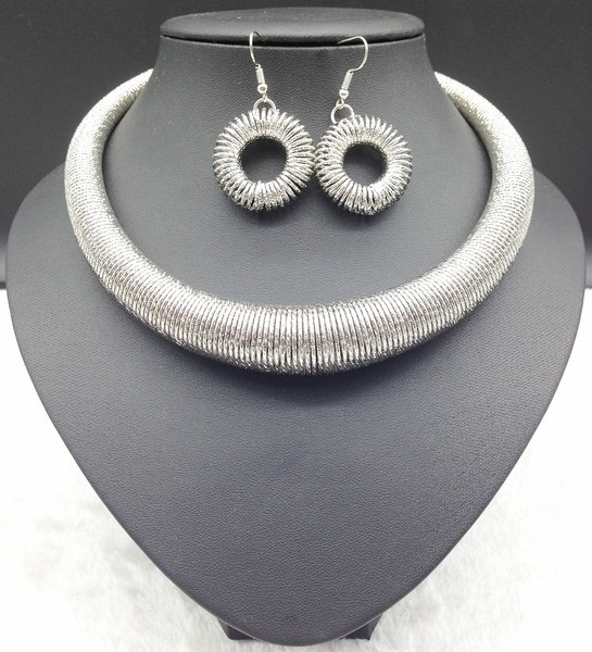 Модерен комплект от колие и обеци изчистен модел