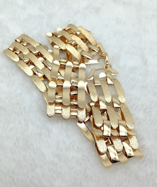 Модерен комплект от обици и колие