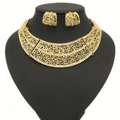 Стилен комплект от обици и огърлица