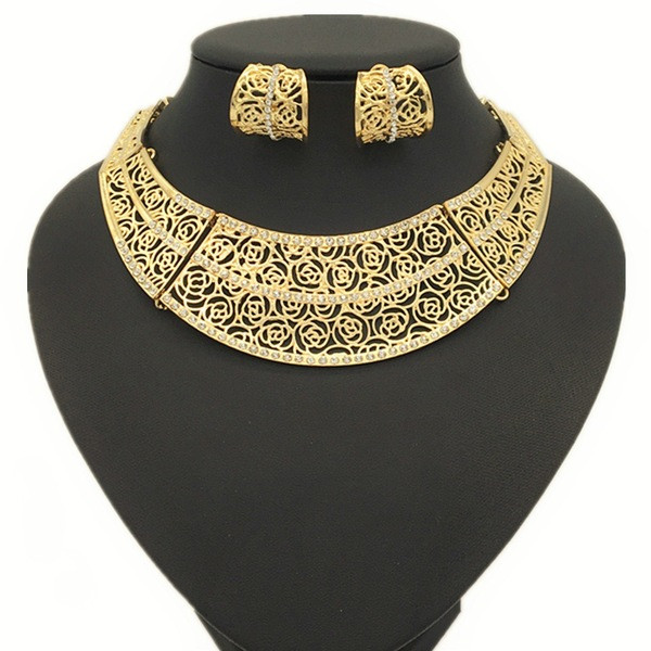 Стилен комплект от обици и огърлица