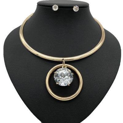 Moteriškas modernus karolių komplektas su dekoratyviniu akmeniu ir auskarais