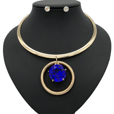 Moteriškas modernus karolių komplektas su dekoratyviniu akmeniu ir auskarais