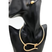 Stilingas paprasto modelio karolių ir auskarų komplektas