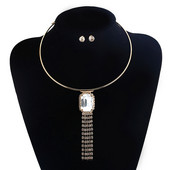 Елегантен комплект от обици и колие с декоративен камък