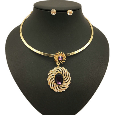 Дамски комплект от колие с декоративни камъни и обеци