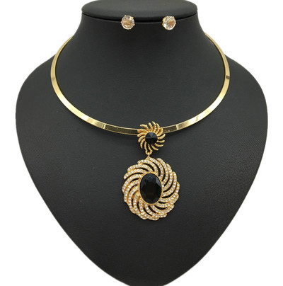 Дамски комплект от колие с декоративни камъни и обеци