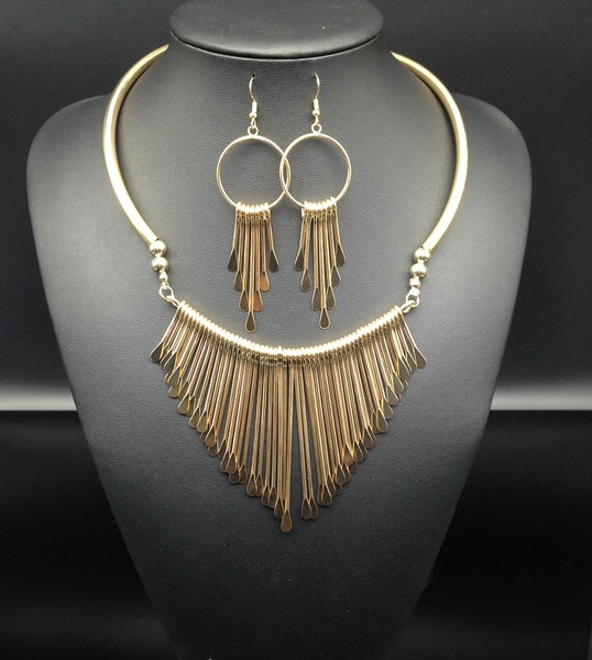 Дамски актуален комплект от колие и дълги обици