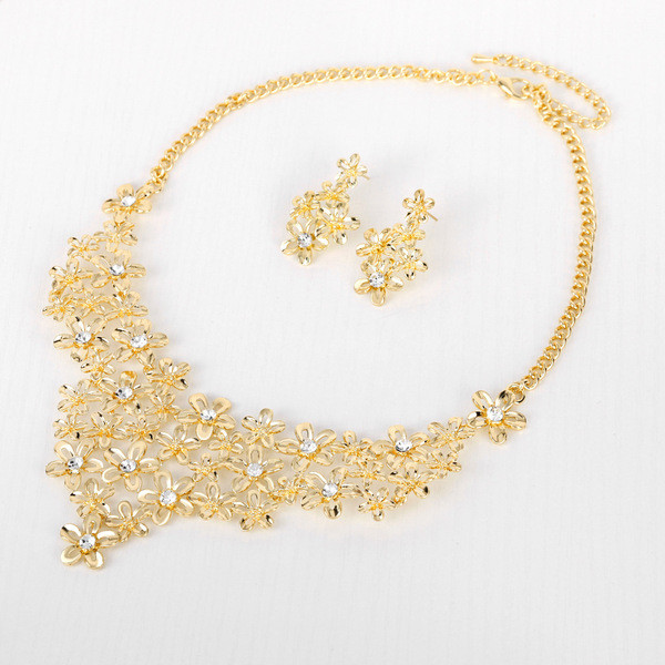 Модерен комплект от две части обици и колие с декоративни камъни