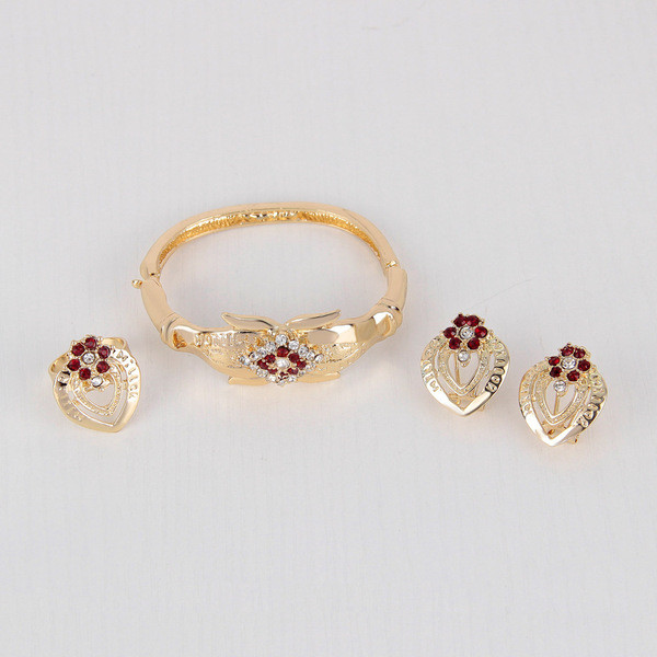 Moderan set od četiri dijela prstena, ogrlice, naušnica i narukvice