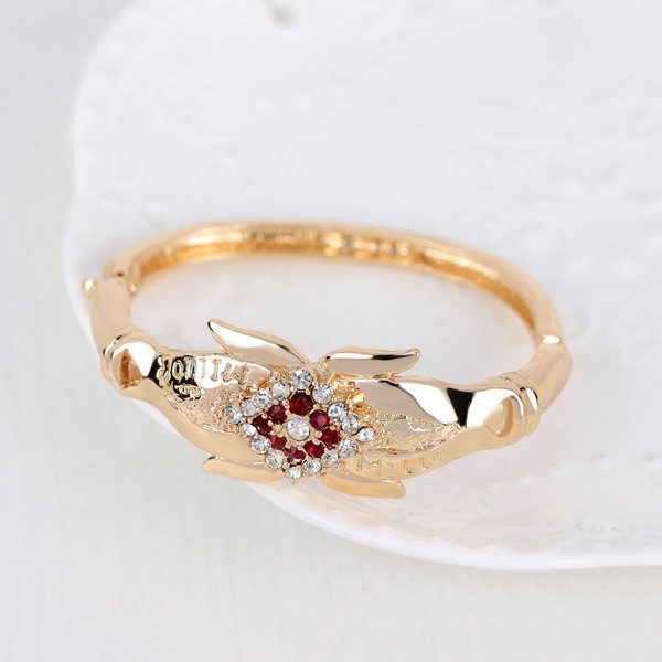 Moderan set od četiri dijela prstena, ogrlice, naušnica i narukvice