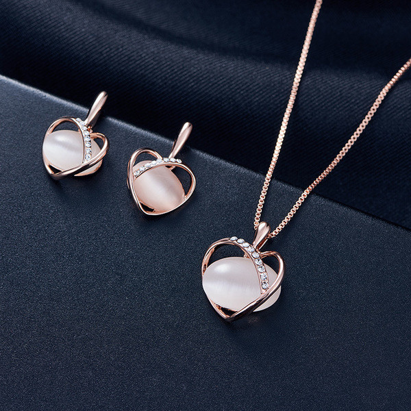 Модерен комплект от обици и колие с висулка