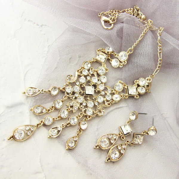 Дамски актуален комплект от дълги обици и колие с камъни