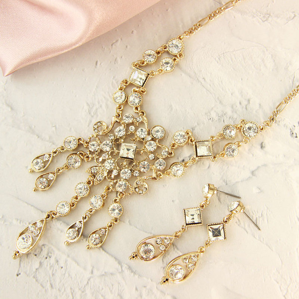 Дамски актуален комплект от дълги обици и колие с камъни