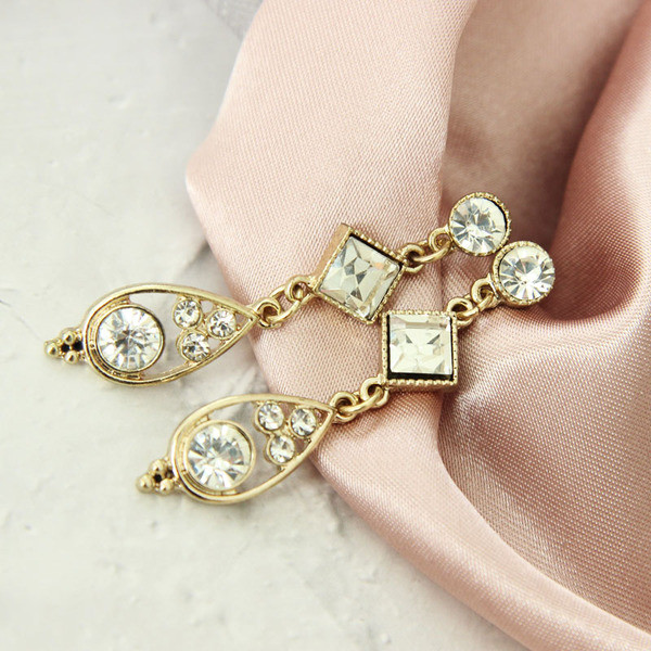 Дамски актуален комплект от дълги обици и колие с камъни