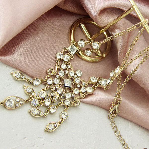 Дамски актуален комплект от дълги обици и колие с камъни