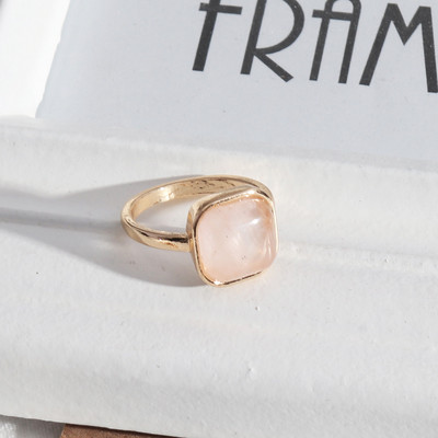 Модерен дамски пръстен в квадратна форма