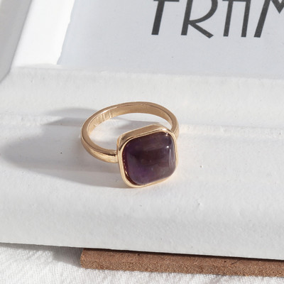 Модерен дамски пръстен в квадратна форма