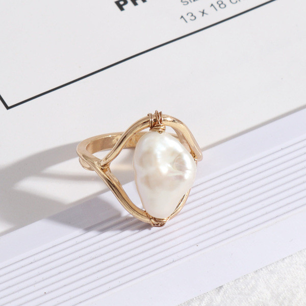 Дамски пръстен с декоративен камък