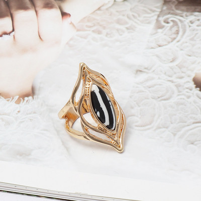 Стилен дамски пръстен изчистен модел с декоративен камък