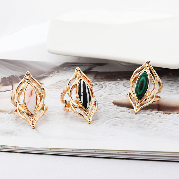 Moderan ženski prsten jednobojni model s ukrasnim kamenčićem